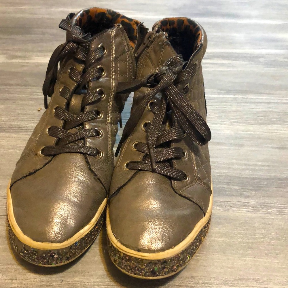 Kids shoes size 4